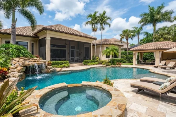 Luxury_florida_backyard_202602121430 (4)
